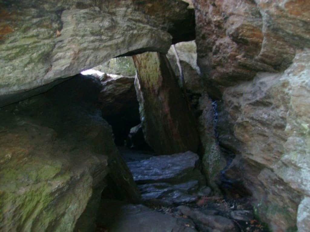 Поглед към пещерата в Уотъртаун, щата Кетъринг, използвана от Кожаря.