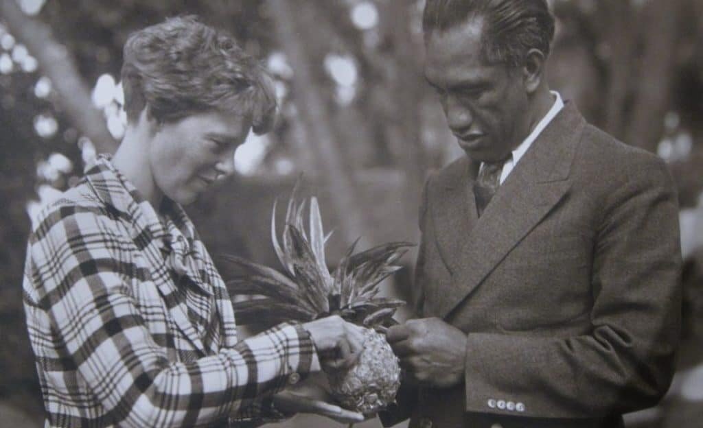 Амелия Эрхарт на Гавайях с герцогом Каханамоку, 1934 или 1935 год, общественное достояние.