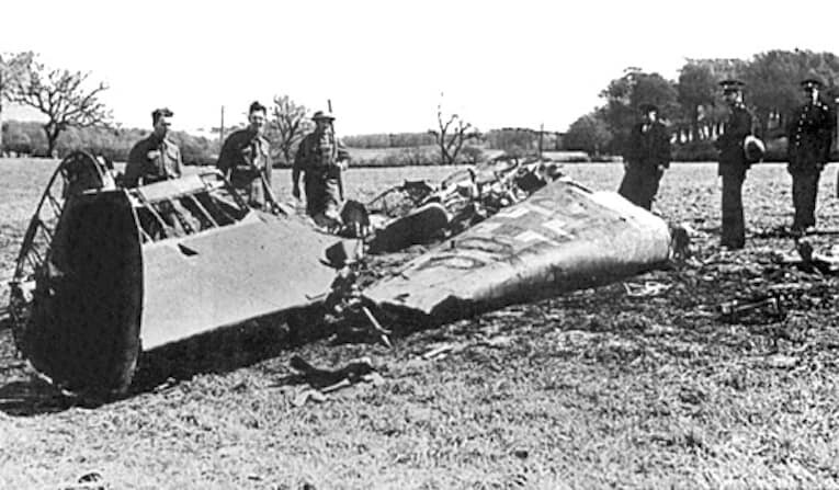 L'épave du Messerschmitt Bf 110D de Rudolf Hess après son crash à Bonyton Moor, en Écosse, le 10 mai 1941.