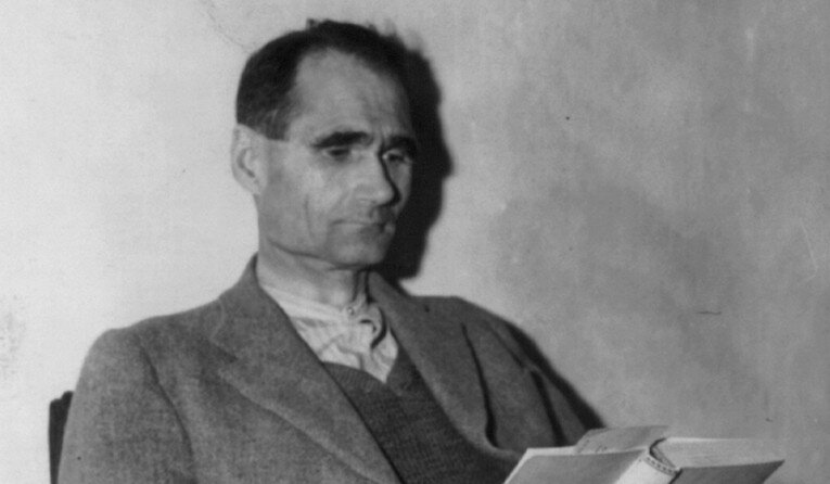 Rudolf Hess in de gevangenis van Landsberg, november 1945.