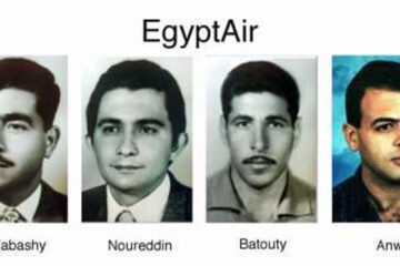 埃及航空 990 号航班驾驶舱机组人员的未注明日期的照片（从左至右：艾哈迈德·埃尔-哈巴希机长、拉乌夫·努尔丁机长、加梅尔·埃尔-巴图蒂机长和阿德尔·安瓦尔机长）。盖蒂图片社。
