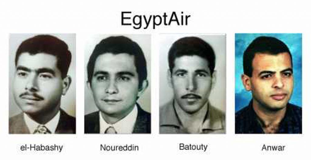 Снимки без дата на екипажа в пилотската кабина на полет 990 на EgyptAir (от ляво на дясно: Капитан Ахмед ел-Хабаши, капитан Рауф Нуредин, капитан Гамел ел-Батути и капитан Адел Анвар). Getty Images.