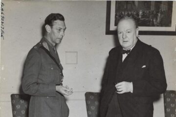 Koning George VI en Winston Churchill ontmoeten elkaar op 25 juni 1943.