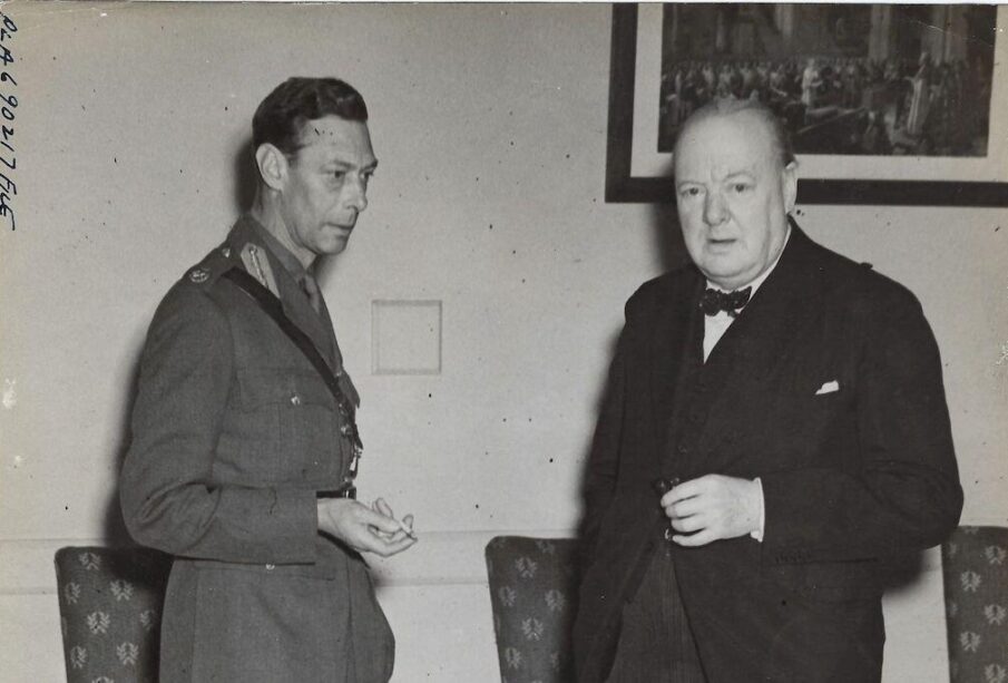Koning George VI en Winston Churchill ontmoeten elkaar op 25 juni 1943.