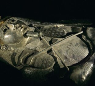 El ataúd representa a Psusennes I sosteniendo el mayal y el cetro.