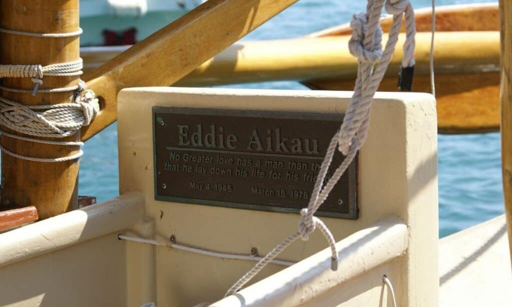 Паметна плоча на Еди Айкау на борда на 